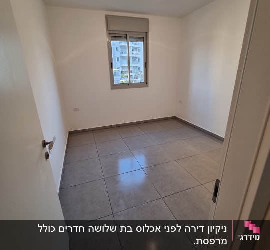 חדר ריק עם רצפה נקייה ומבריקה